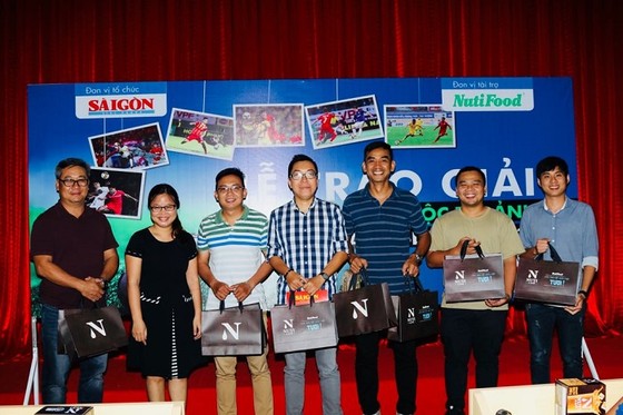 Tác phẩm “Bức tường thép” đoạt giải nhất tháng 7 cuộc thi ảnh “Sắc màu Nuti Cafe V-League 2018“ ảnh 1