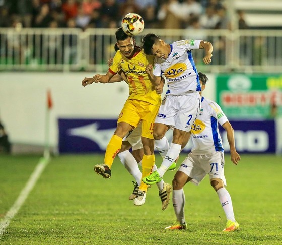 Vòng 24 Nuti Cafe V-League 2018: Nóng trên sân Thiên Trường ảnh 1