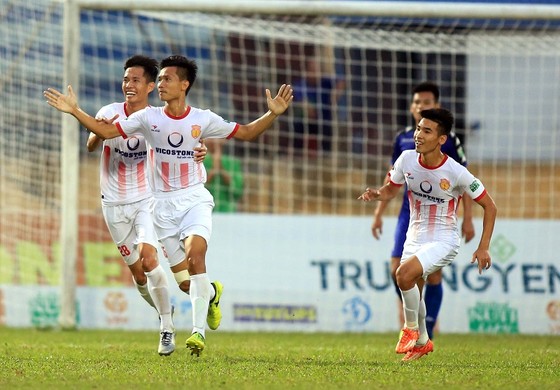 Niềm vui của cầu thủ Nam Định sau trận thắng Bình Dương. Ảnh: MINH HOÀNG
