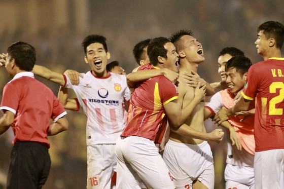 Niềm vui của Nam Định sau trận đấu. Ảnh: MINH HOÀNG