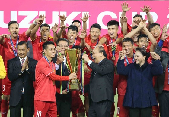 Đội trưởng Văn Quyết vinh dự nhận Cúp vô địch từ Thủ tướng Nguyễn Xuân Phúc. Ảnh: DŨNG PHƯƠNG