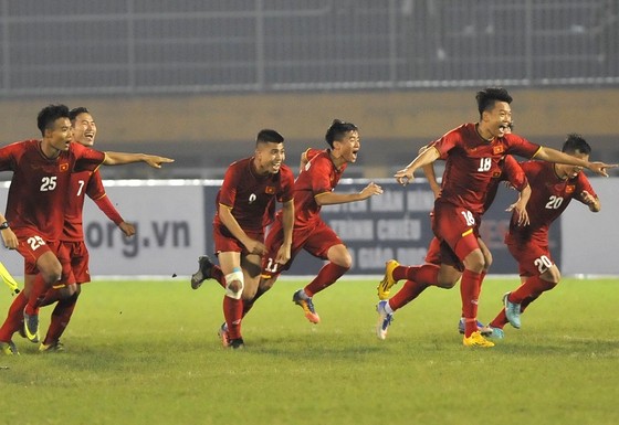 Niềm vui của các cầu thủ Việt Nam sau khi thắng trên loạt sút luân lưu. Ảnh: NGUYỄN NHÂN