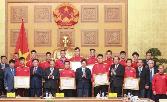 Thủ tướng trao Huân chương Lao động và Bằng khen cho các thành viên của đội tuyển Việt Nam. Ảnh: MINH HOÀNG