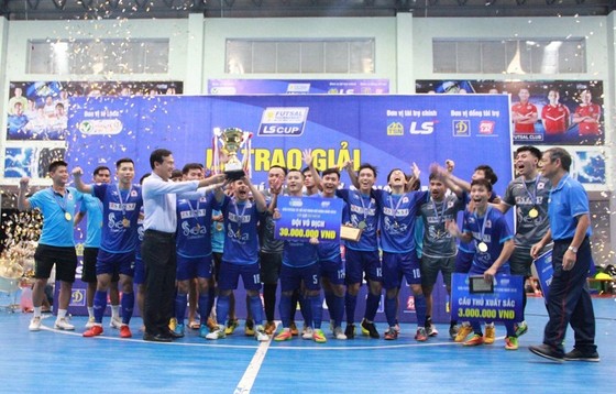 Lãnh đạo HFF và nhà tài trợ trao Cúp vô địch cho đội Hải Phương Nam