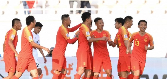 Trung Quốc có trận thắng vất vả ở ngày ra quân