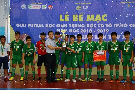Ông Nguyễn Hồng Hải, Tổng giám đốc Công ty Thái Sơn Nam trao Cúp vô địch cho đội Nguyễn Thị Định