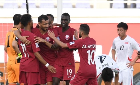 Qatar theo chân Ả Rập Saudi sớm vào vòng 1/8 ảnh 1 Qatar theo chân Ả Rập Saudi sớm vào vòng 1/8 ảnh 1