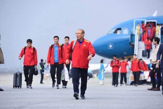 Đội tuyển xuống sân bay Nội Bài. Ảnh: MINH HOÀNG