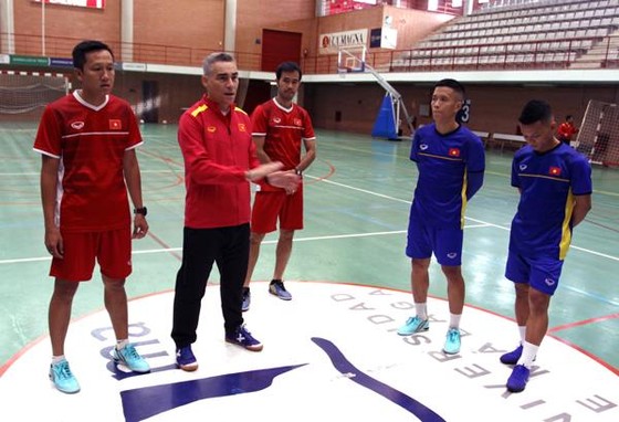 Đội tuyển futsal Việt Nam ra sân tập taị Malaga ảnh 2