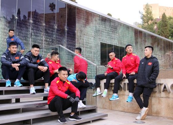 Đội tuyển futsal Việt Nam ra sân tập taị Malaga ảnh 1