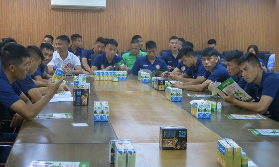 Các cầu thủ CLB Sài Gòn trong 1 lần được các chuyên gia dinh dưỡng Công ty NutiFood tư vấn