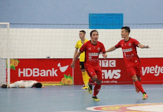 Niềm vui của đội Tân Hiệp Hưng khi giành 3 điểm trước Đà Nẵng. Ảnh: Anh Trần