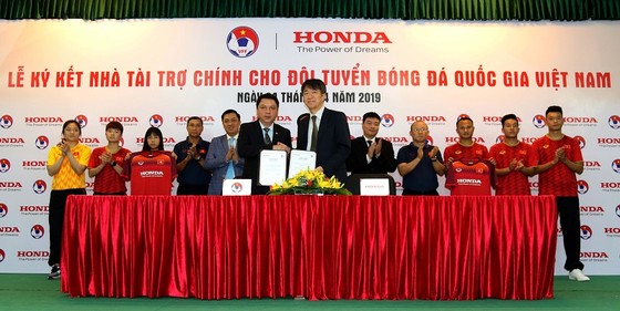 Đại diện VFF và Công ty Honda Việt Nam tại lễ ký hợp đồng. Ảnh: ĐOÀN NHẬT