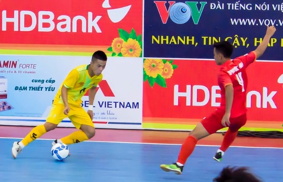 Cao Bằng (áo vàng) với lực lượng chủ yếu là cầu thủ U20. Ảnh: Anh Trần