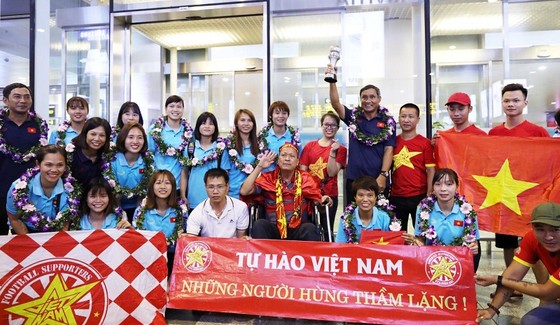 HLV Mai Đức Chung và các cầu thủ về sân bay Nội Bài chụp ảnh cùng người hâm mộ. Ảnh: Minh Hoàng