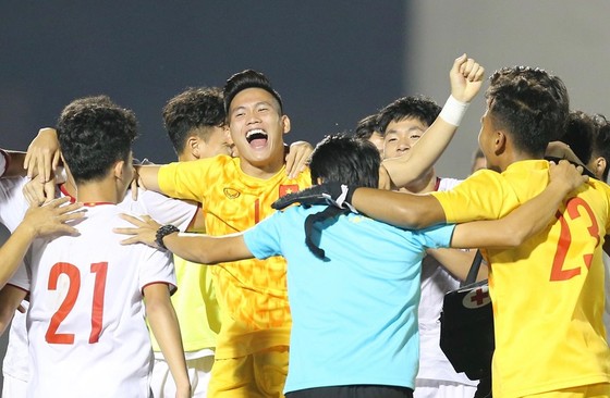 Niềm vui vỡ òa với các cầu thủ Việt Nam. Ảnh: Dũng Phương