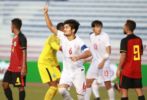 Niềm vui của thủ quân Hlaling sau bàn thắng thứ 3 cho Myanmar. Ảnh: ANH TRẦN
