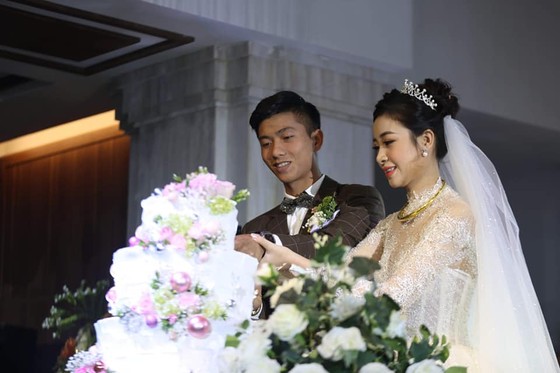 Quả bóng Đồng Phan Văn Đức rạng ngời trong ngày cưới ở Nghệ An ảnh 3