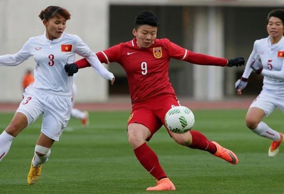 Chương Thị Kiều cùng ĐT Việt Nam trong trận gặp Trung Quốc ở vòng loại Olympic Rio 2016