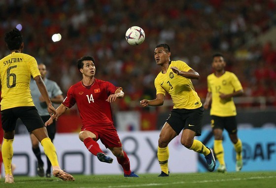 CĐV Việt Nam được kiểm tra thân nhiệt khi sang Malaysia cổ vũ ảnh 1