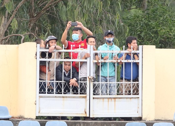 Khán giả tập trung trước 1 cửa ra ra vào sân Quảng Nam trong trận đội nhà gặp CLB TPHCM. Ảnh: VIẾT ĐỊNH