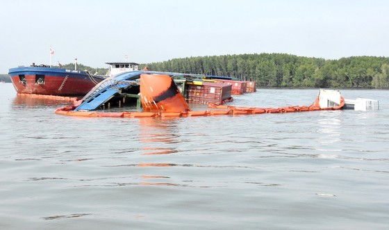 Đang trục vớt container chìm ở sông Lòng Tàu: 2 thợ lặn hôn mê, 3 người mất tích ảnh 1
