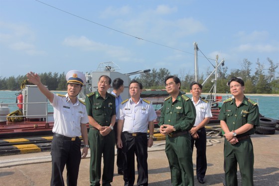 Đoàn đại biểu TPHCM thăm, chúc Tết cán bộ, chiến sĩ trên Vùng biển Tây Nam Tổ quốc ảnh 4 Đoàn đại biểu TPHCM thăm, chúc Tết cán bộ, chiến sĩ trên Vùng biển Tây Nam Tổ quốc ảnh 4