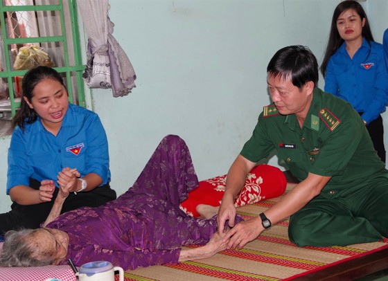 Gần 500 triệu đồng tri ân gia đình chính sách và hỗ trợ người nghèo ảnh 1