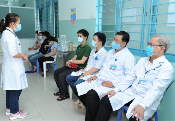 Nhân viên y tế bệnh viện ngoại thành được tiêm chủng vaccine ngừa Covid-19 ảnh 1 Nhân viên y tế bệnh viện ngoại thành được tiêm chủng vaccine ngừa Covid-19 ảnh 1