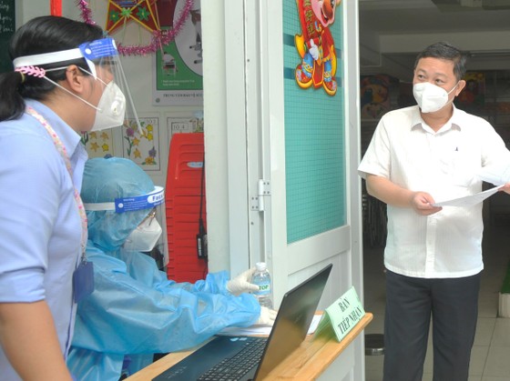 Phó Chủ tịch UBND TPHCM Dương Anh Đức kiểm tra công tác chuẩn bị tiêm vaccine đợt 5 tại Trường Tiểu học Lam Sơn (phường 12, quận 6). Ảnh: CAO THĂNG