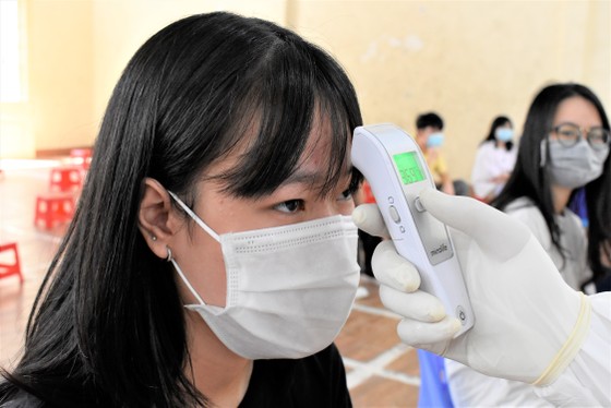Học sinh phấn khởi vì được tiêm vaccine Covid-19 ảnh 7