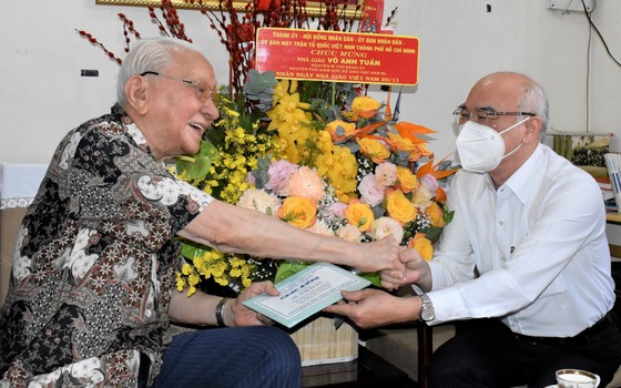 Lãnh đạo TPHCM thăm nhà giáo tiêu biểu ảnh 1 Lãnh đạo TPHCM thăm nhà giáo tiêu biểu ảnh 1