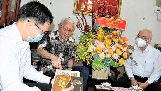 Lãnh đạo TPHCM thăm nhà giáo tiêu biểu ảnh 2 Lãnh đạo TPHCM thăm nhà giáo tiêu biểu ảnh 2
