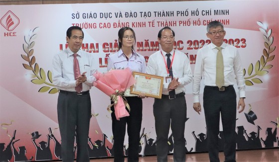 Trên 1.200 sinh viên HCE nhận bằng tốt nghiệp ảnh 1