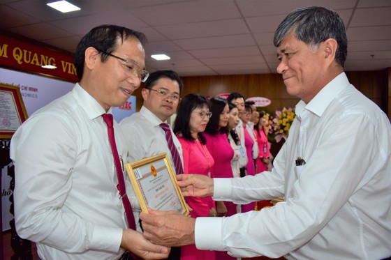 TS Nguyễn Văn Hiếu, Giám đốc Sở GD-ĐT TPHCM trao tặng giấy khen cho các tập thể và cá nhân 