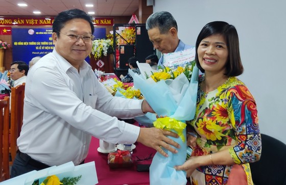 Ông Lê Văn Thinh, Giám đốc Sở LĐTB-XH TP tặng hoa tri ân thầy cô. ẢNH: QUANG HUY