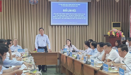 Chủ tịch Phan Văn Mãi phát biểu tại buổi làm việc với huyện Củ Chi. 