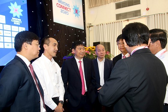 Delegates exchange at the Mekong Connect 2020 forum. (Photo: SGGP)