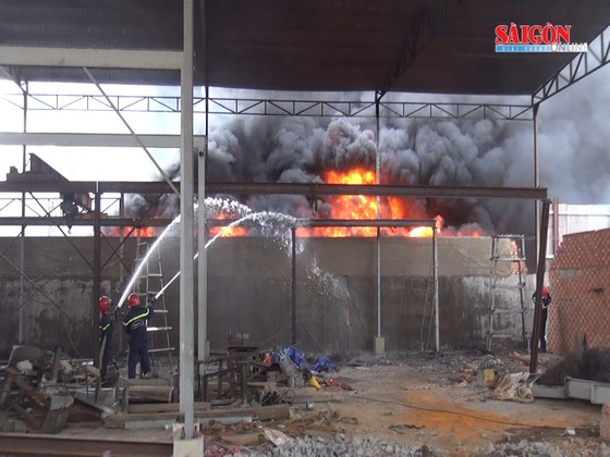 Cháy nhà xưởng ở Bình Chánh, gần 200 chiến sĩ PCCC tham gia cứu chữa