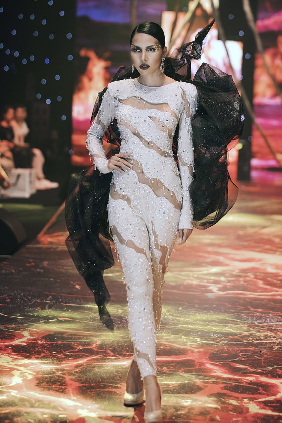Dàn sao đình đám Phạm Hương, Hương Giang, Ngọc Trinh xuất hiện trong show thời trang "Into the dark" ảnh 10