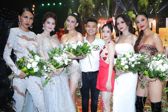 Dàn sao đình đám Phạm Hương, Hương Giang, Ngọc Trinh xuất hiện trong show thời trang "Into the dark"