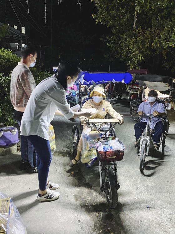 Á hậu Kim Duyên ủng hộ 5 tấn gạo giúp người bán vé số có hoàn cảnh khó khăn ảnh 3 Á hậu Kim Duyên ủng hộ 5 tấn gạo giúp người bán vé số có hoàn cảnh khó khăn ảnh 3
