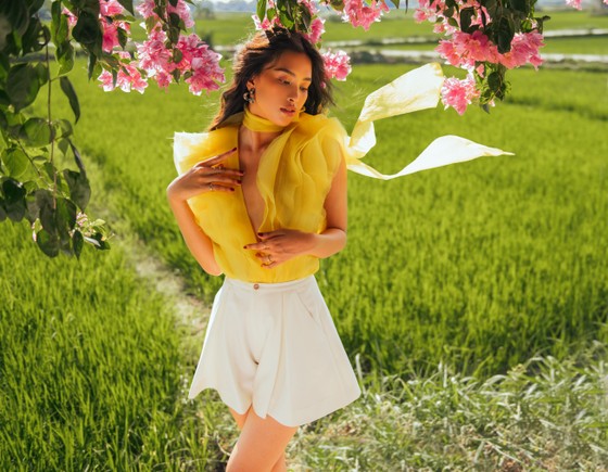 Tiểu Vy hóa “nàng thơ” tươi mới, tràn đầy năng lượng trong dự án “Fashion Destination” của NTK Lê Thanh Hòa ảnh 5