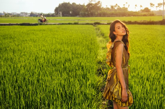 Tiểu Vy hóa “nàng thơ” tươi mới, tràn đầy năng lượng trong dự án “Fashion Destination” của NTK Lê Thanh Hòa ảnh 6