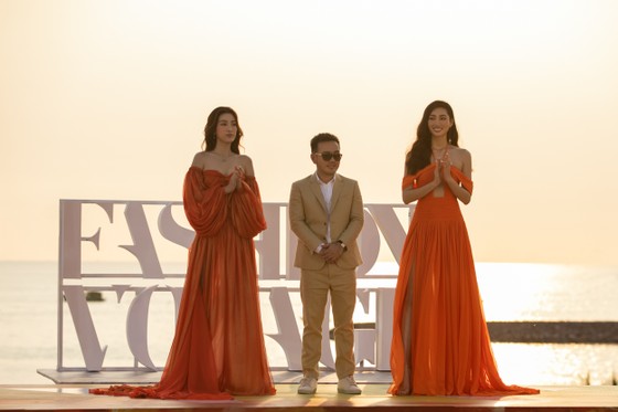 NTK Lê Thanh Hòa ra mắt BST thời trang mới “Like The Sunshine” ảnh 2 NTK Lê Thanh Hòa ra mắt BST thời trang mới “Like The Sunshine” ảnh 2