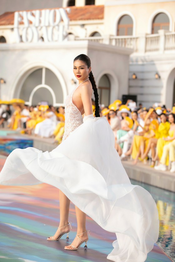 NTK Lê Thanh Hòa ra mắt BST thời trang mới “Like The Sunshine” ảnh 4 NTK Lê Thanh Hòa ra mắt BST thời trang mới “Like The Sunshine” ảnh 4