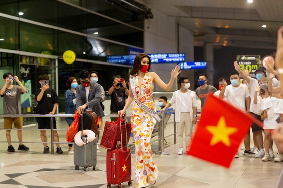 Hoa hậu Khánh Vân chính thức lên đường sang Mỹ chinh phục Miss Universe ảnh 8 Hoa hậu Khánh Vân chính thức lên đường sang Mỹ chinh phục Miss Universe ảnh 8