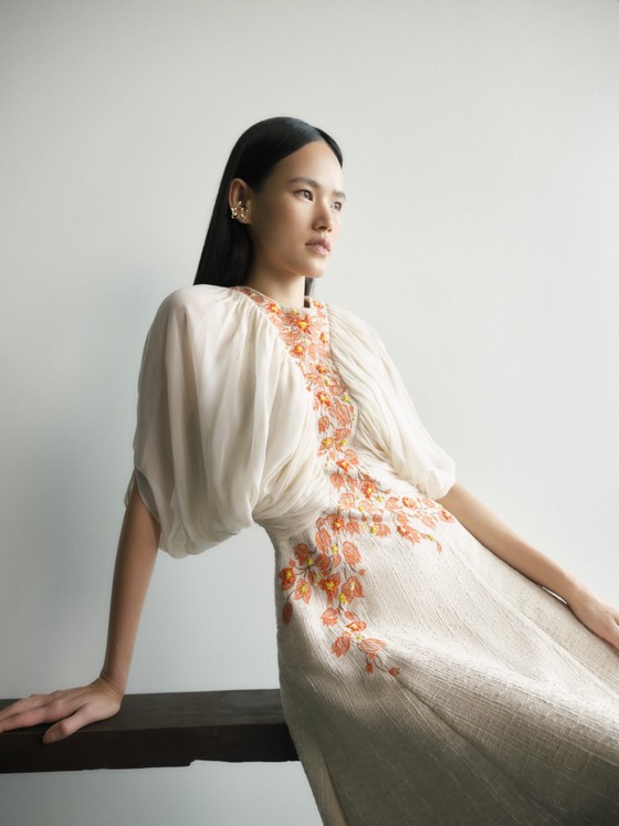 Người mẫu Tuyết Lan “high fashion” trong bộ sưu tập dành riêng cho quý cô công sở ảnh 7