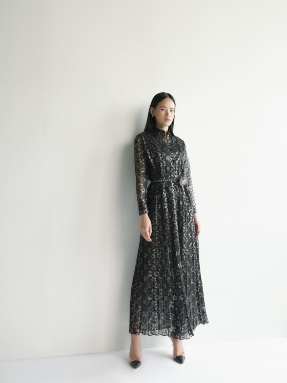 Người mẫu Tuyết Lan “high fashion” trong bộ sưu tập dành riêng cho quý cô công sở ảnh 2