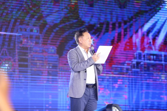 Dàn vận động viên, nghệ sĩ đứng chung sân khấu, hướng về SEA Games 31 tại TPHCM ảnh 1